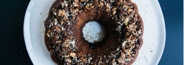 Recept: Gevulde chocolade-bataatcake met ylang-ylangolie