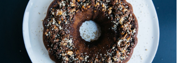 Recept: Gevulde chocolade-bataatcake met ylang-ylangolie